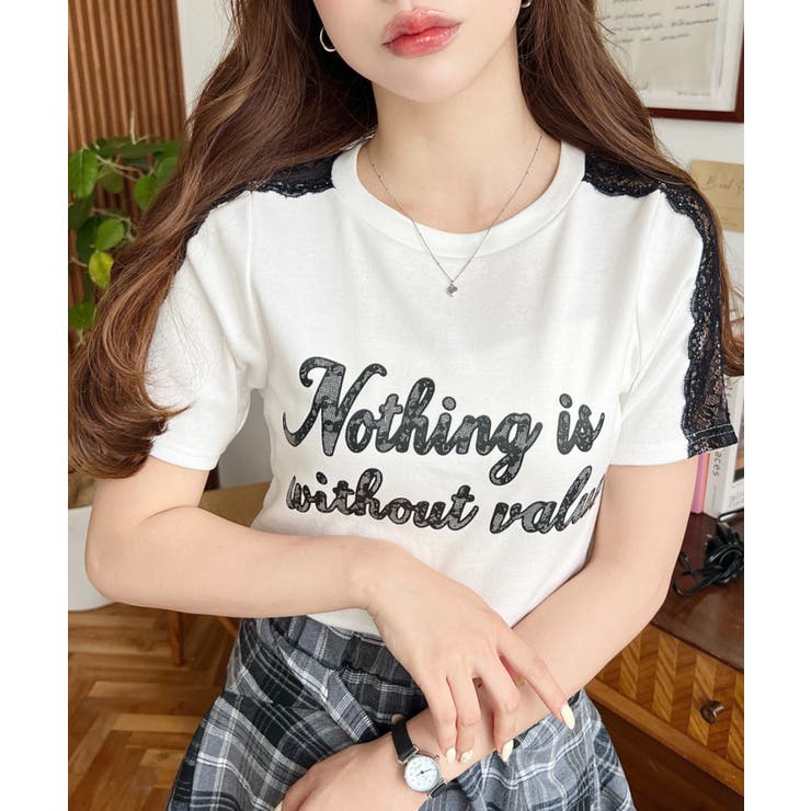 オフホワイト | サイドレースロゴプリントTシャツ | moment+