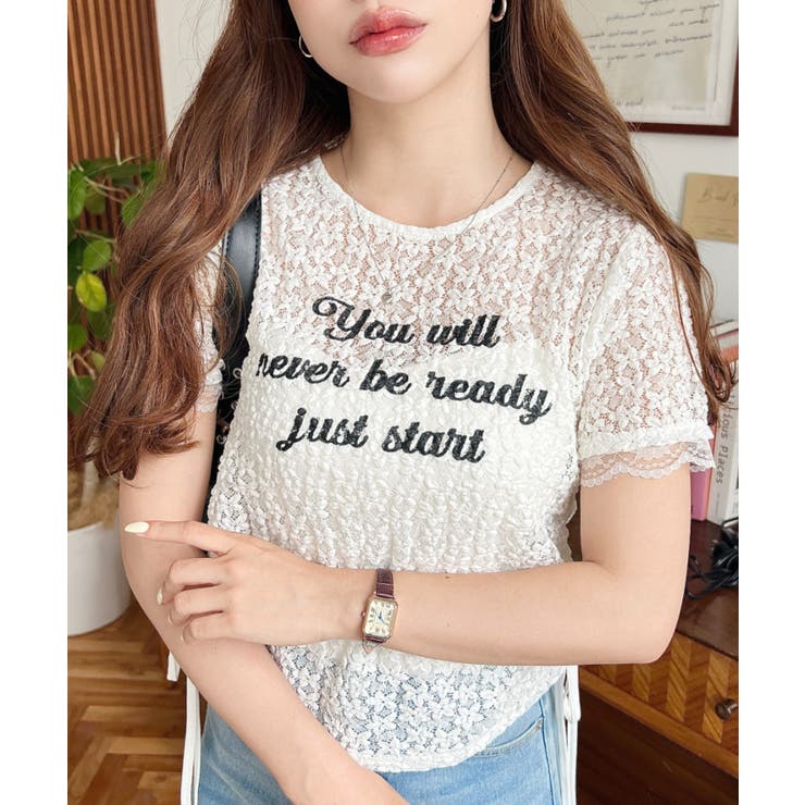 オフホワイト | 小花ストレッチレースロゴプリントサイドドロストTシャツ | moment+