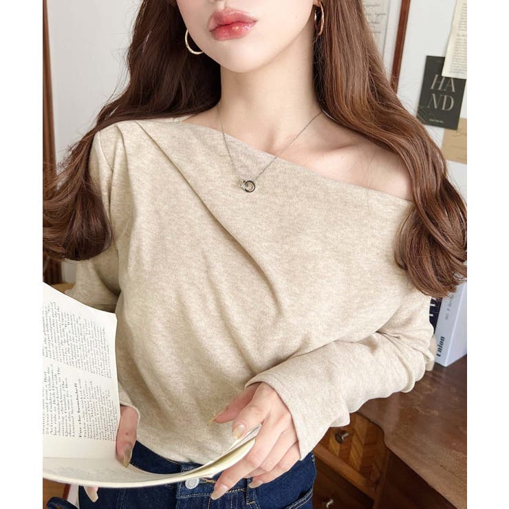 ベージュ | オフショルドレープニットソープルオーバー | moment+