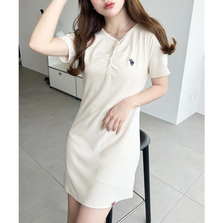 アイボリー | U.S.POLO ASSN.ワンポイント刺繍ギャザーヘンリーVネック半袖ワンピ | moment+