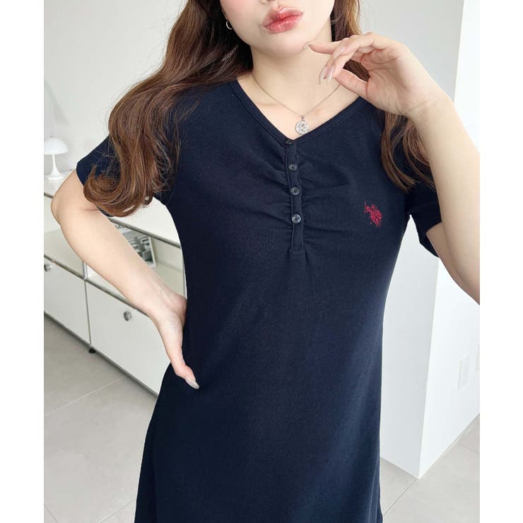 ネイビー | U.S.POLO ASSN.ワンポイント刺繍ギャザーヘンリーVネック半袖ワンピ | moment+