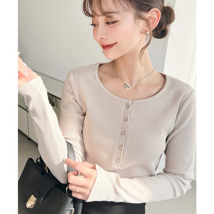 グレイッシュベージュ | デコルテヘンリーネック長袖リブトップス | moment+