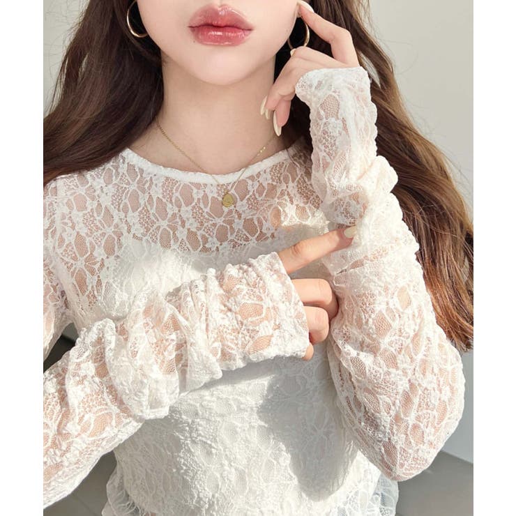 オフホワイト | クルーネック袖ギャザー長袖ストレッチレーストップス | moment+