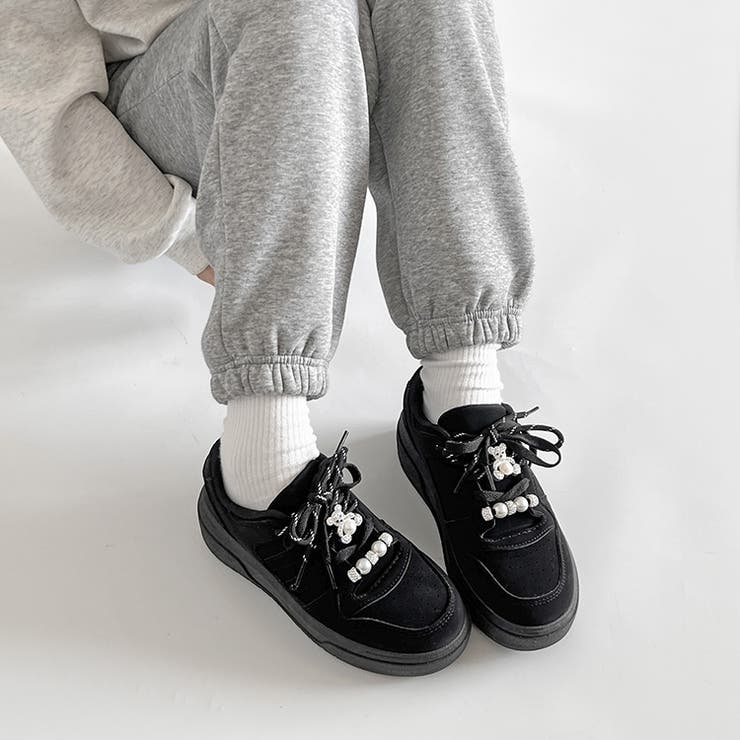 ブラック/ヌバック | 厚底 チャーム付 ダブルシューレース コート スニーカー 5434 | Shoes in Closet