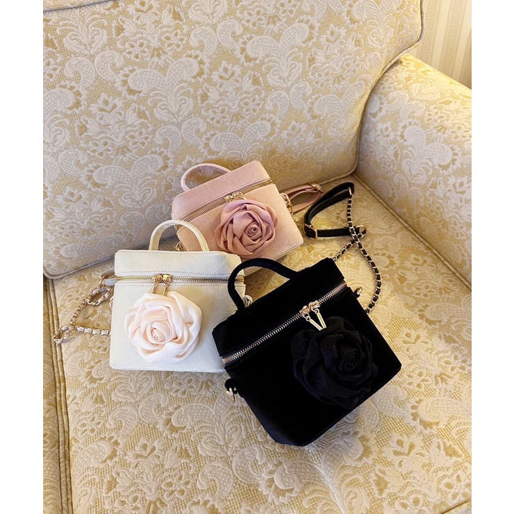 週末お値下げしました!新品タグ付き ホルターネック薔薇のモチーフ個性派 sold out】 胸元にあしらったレースのハートと首元のリボンが