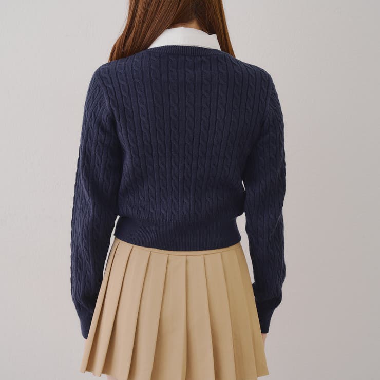 存在感あるリボンタイがコーデの主役。リボンタイケーブルニットプル