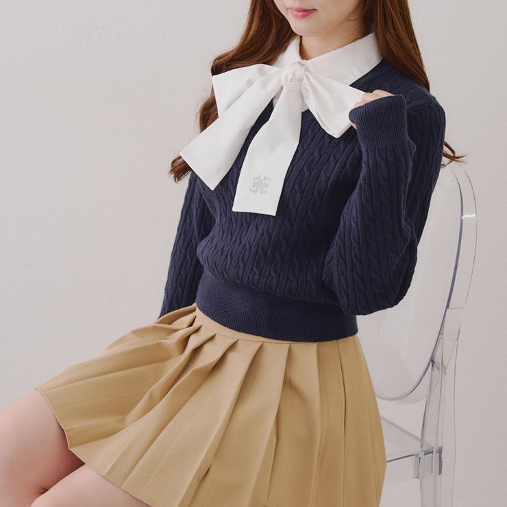 存在感あるリボンタイがコーデの主役。リボンタイケーブルニットプル