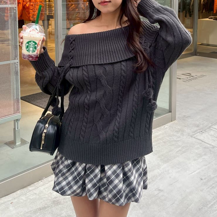 チャコール | ポンポン付き オフショルケーブルプルオーバー | RMAF　NICE CLAUP / OLIVE des OLIVE