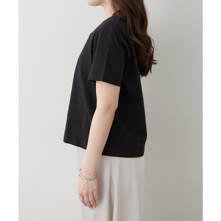 シンプルで着回しやすい、プレート付ロゴTシャツ | RMAF　NICE CLAUP / OLIVE des OLIVE | 詳細画像17 