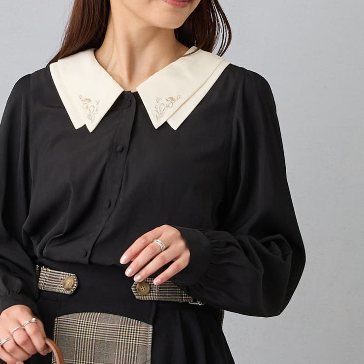 49ブラック | フラットカラー刺繍ブラウス | NICOLE