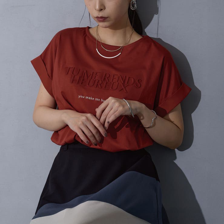 01レッド | エンボス刺繍Tシャツ | NICOLE