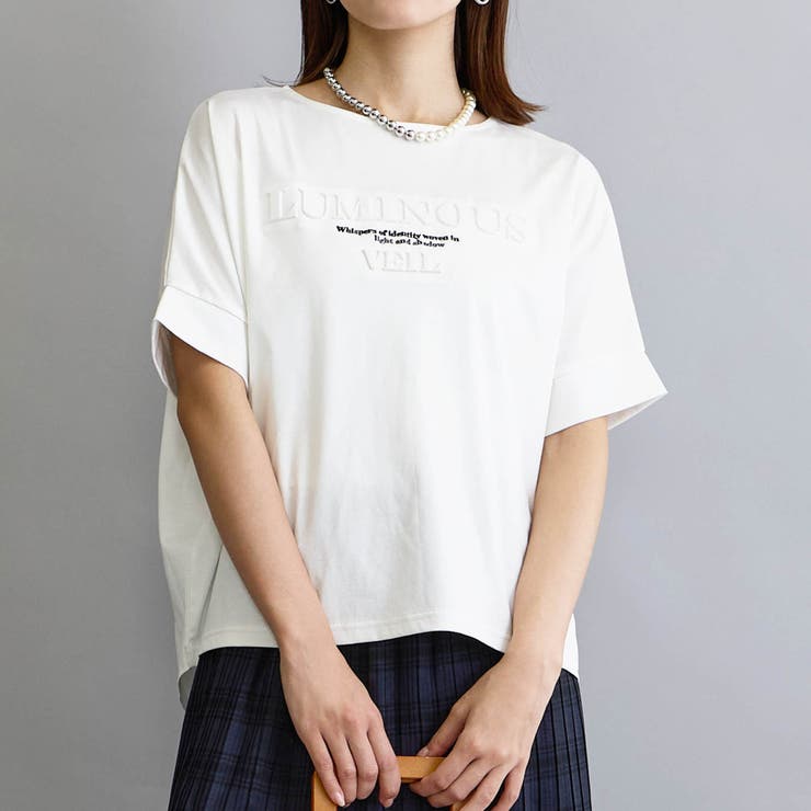 28オフホワイト | エンボスデザインTシャツ | NICOLE