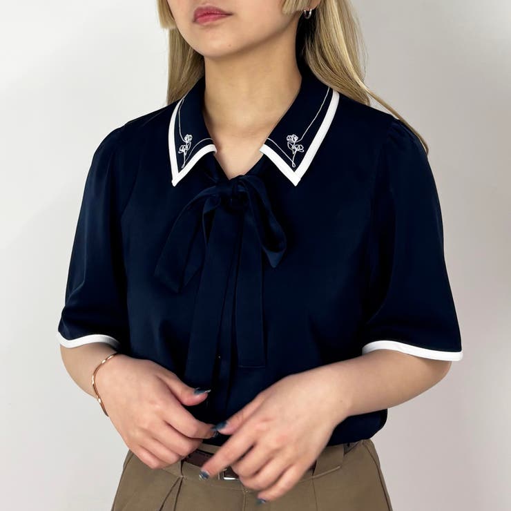 67ネイビー | パイピングカラーブラウス | NICOLE
