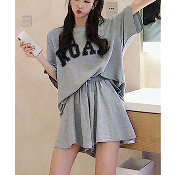 グレー