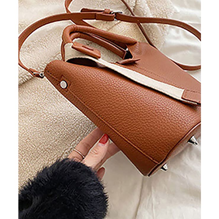 Pollina-Vegan-Bucket-Bag-Model