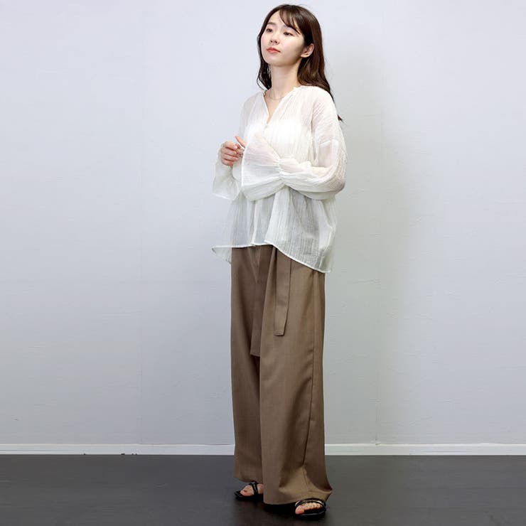 シワ加工キーネックシアーギャザーブラウス[品番：FNYW0003297