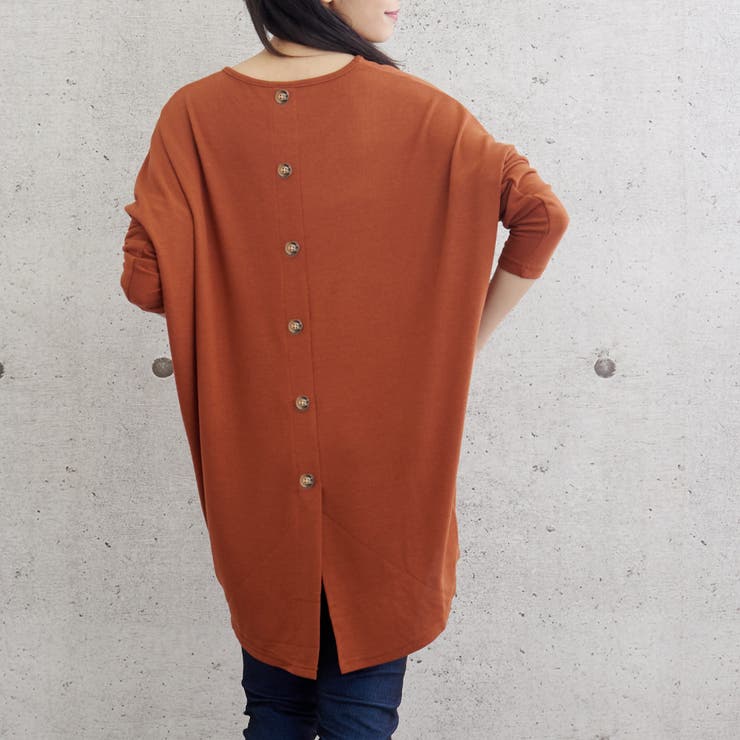 バックボタンでどこから見ても美しい ドルマンニットトップス