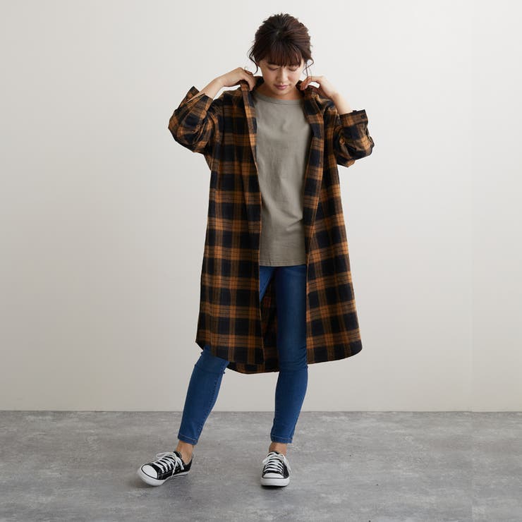 ブラウン系チェック柄長袖ロングワンピースと袖無しエプロン風