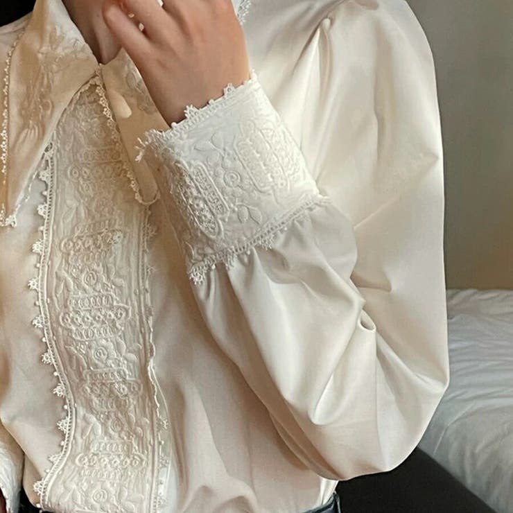 ホワイト | レース刺繍デザイン長袖ブラウス おしゃれ 個性的 | SLENDER