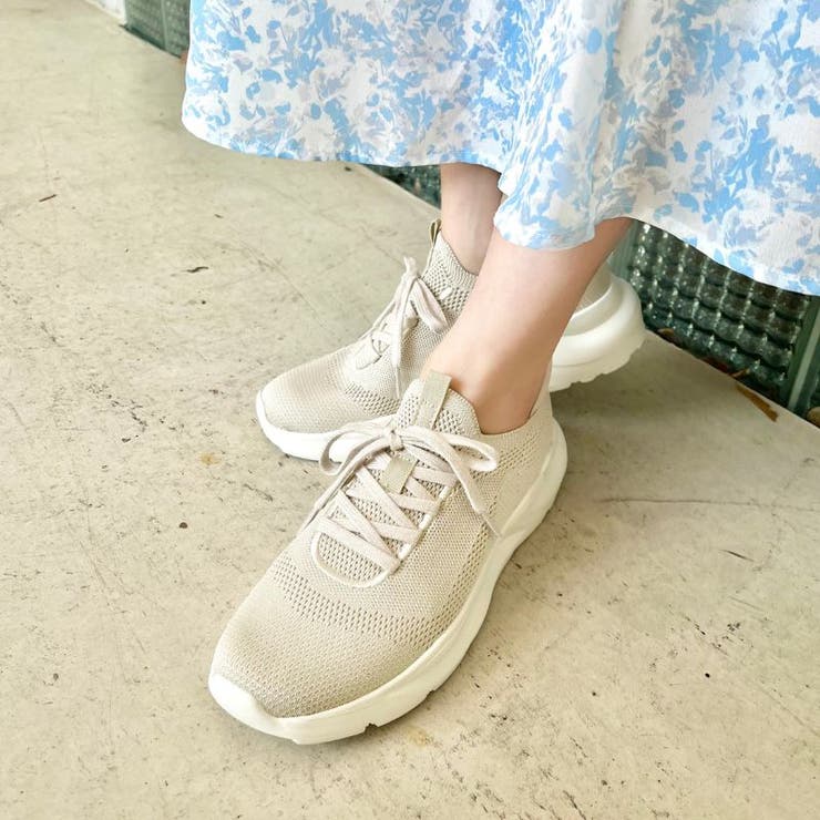 ベージュ