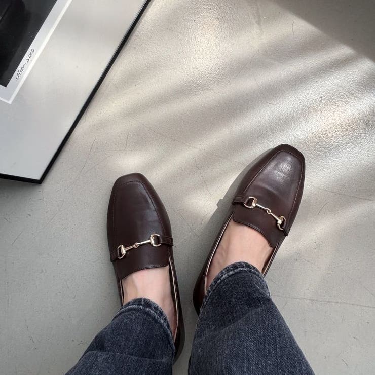 クッション&脱げにくいスクエアトゥビットモチーフローファー