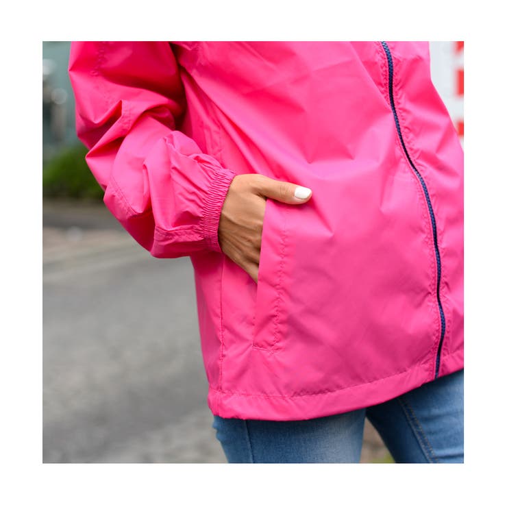 Reol Legit Official ジャケット Legit Official Jacketを着用するReol。 - Reolが黒に染まる