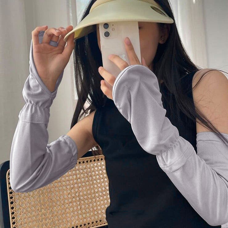 グレー
