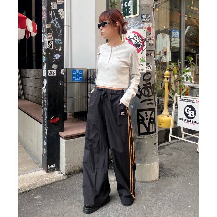 WHO'S WHO gallery Sロゴナイロントラックワイドパンツ WHO'S WHO gallery（フーズフーギャラリー）の「【SLOPPY