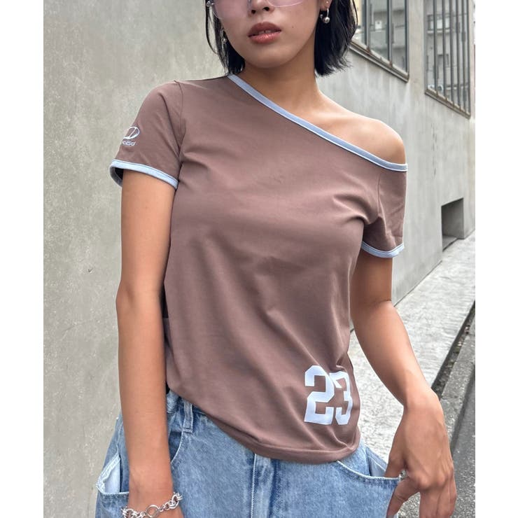BROWN | OddStudioオフショルナンバリングTEE | PAL GROUP OUTLET