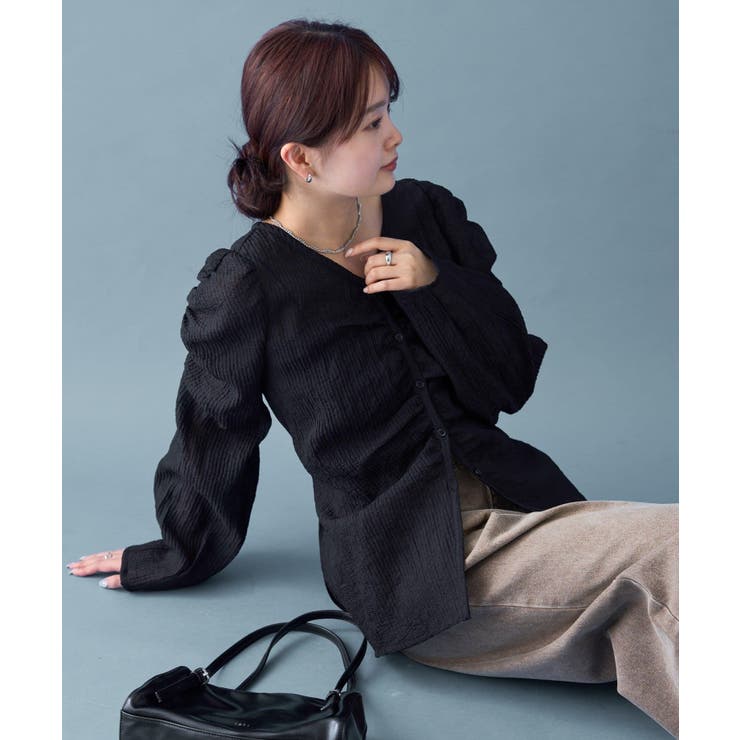 BLK | 【mystic】Vシャーリングブラウス | PAL GROUP OUTLET