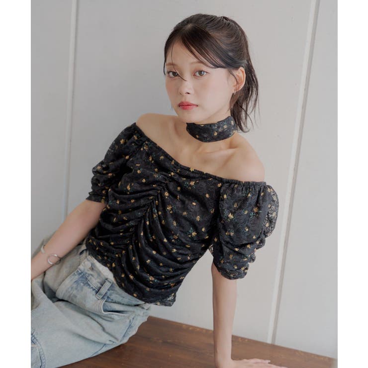 BK/YEW | 【Chico】チョーカー付きフラワープリントギャザートップス | PAL GROUP OUTLET