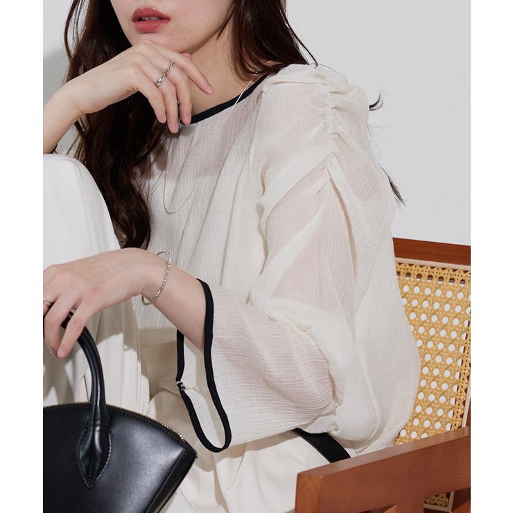 アイボリー×ブラック | 配色デザインシャーリングブラウス ブラウス サッカー素材 | Pierrot