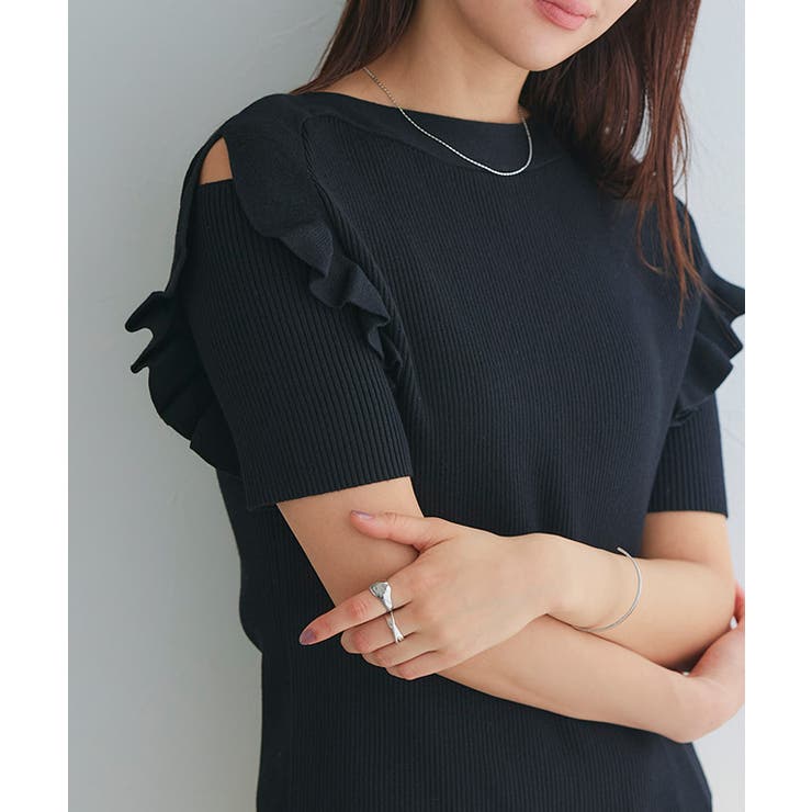 さえら◇ ヒスクローネ◇ 黒ニット◇アイボリーフリルスヌード さえら◇ ヒスクローネ◇ 黒ニット◇アイボリーフリルスヌード