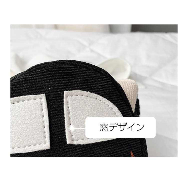 ポシェットを下げたプラチナフォックスさんの子供 ポシェットを下げたプラチナフォックスさんの子供