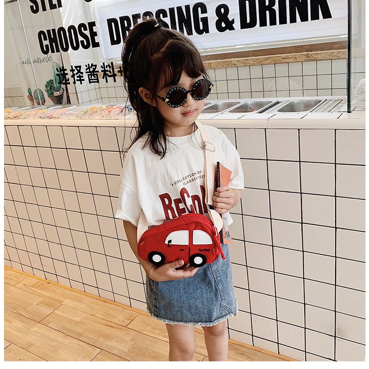 ポシェットを下げたプラチナフォックスさんの子供 ポシェットを下げたプラチナフォックスさんの子供