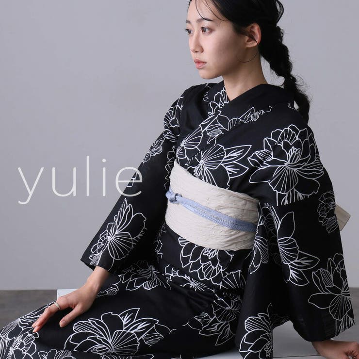 8 黒地花模様