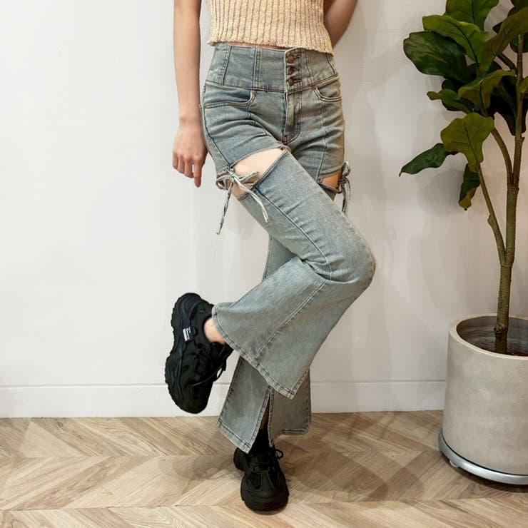 ライトブルー | サイドリボンカットアウトハイウェストスリットデニムフレアパンツ | privatebeach