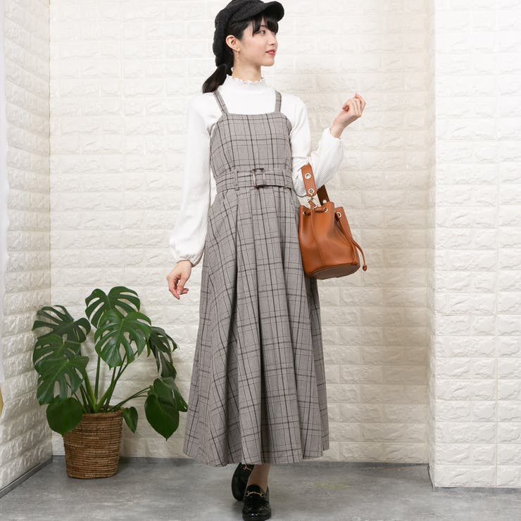 ブラウン系チェック柄長袖ロングワンピースと袖無しエプロン風