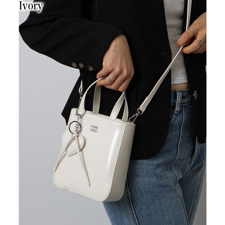 ベージュブラウンのハンドバッグ ホースチャームとハートチャーム ベージュブラウンのハンドバッグ ホースチャームとハートチャーム