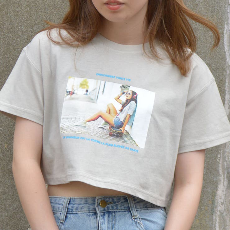 グレージュ | ショート丈Tシャツ(ガールフォト) プリントTシャツ 半袖 | ＆soiree