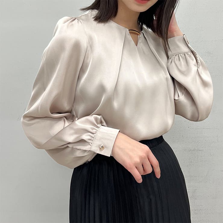 ベージュ | Vネックメタル付きシフォンブラウス | ＆soiree