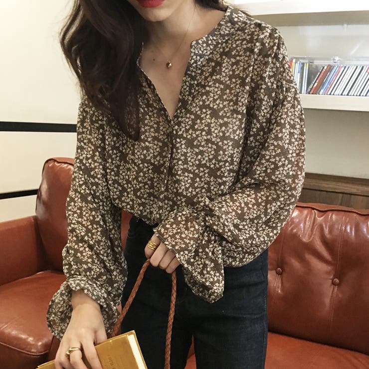 フラワーパターンVカットブラウス | ＆soiree | 詳細画像4 