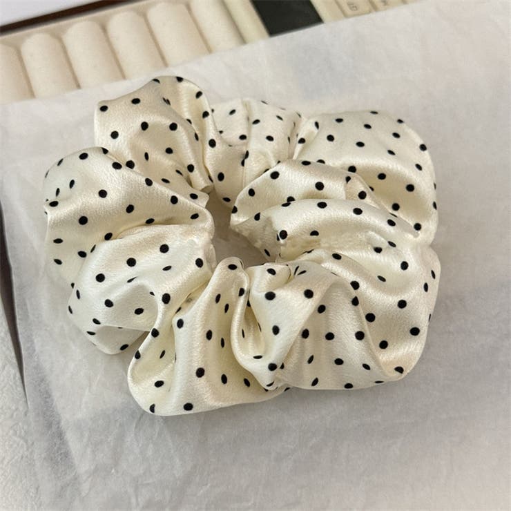 ホワイト | ドット柄 シュシュ 上品 ヘアアクセサリー 大人かわいい 韓国風 シンプル | RAKUku