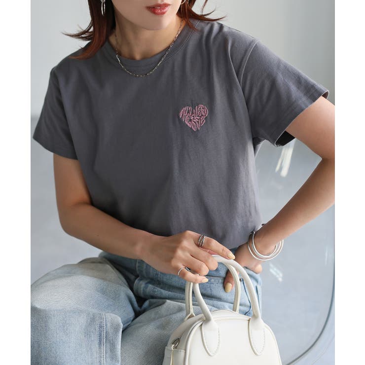 チャコールグレー×ライトピンク | ハートロゴラメ刺繍コンパクトTシャツ | Riberry