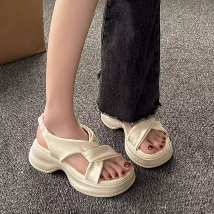 ベージュ