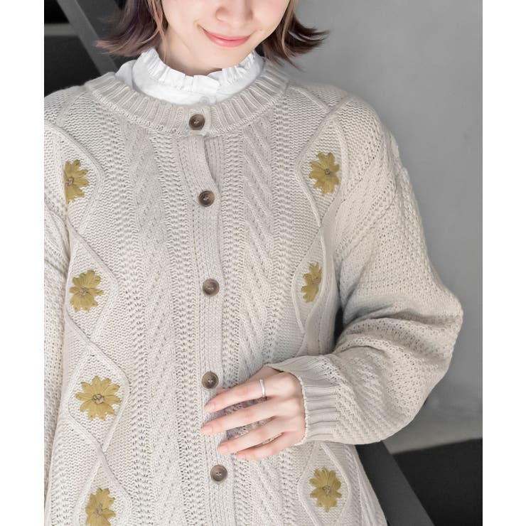フラワー刺繍クルーネックケーブルニットカーディガン[品番