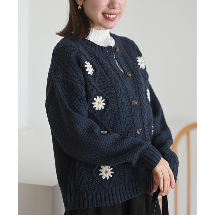 フラワー刺繍クルーネックケーブルニットカーディガン[品番