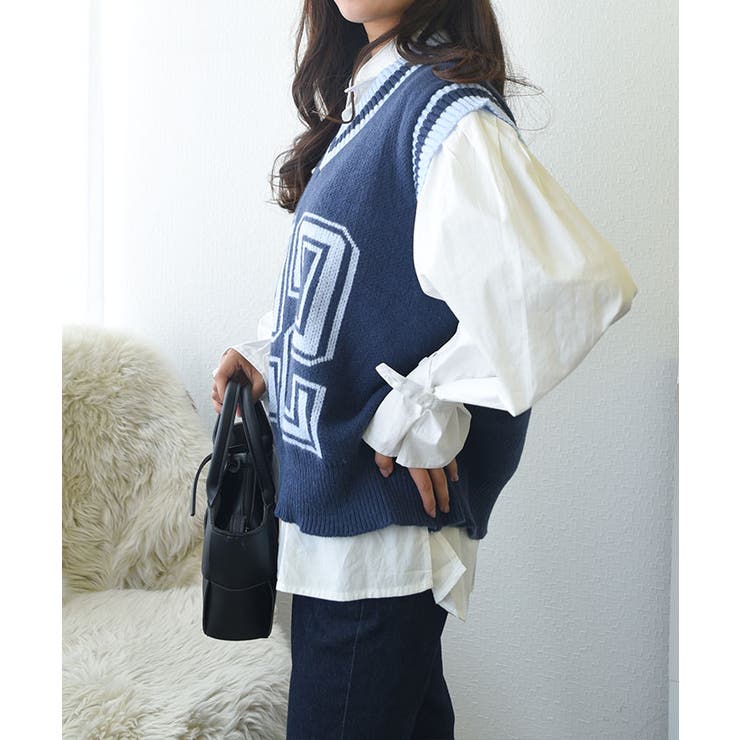 スポーティでカラー配色でもポイントになるVネックニットベスト