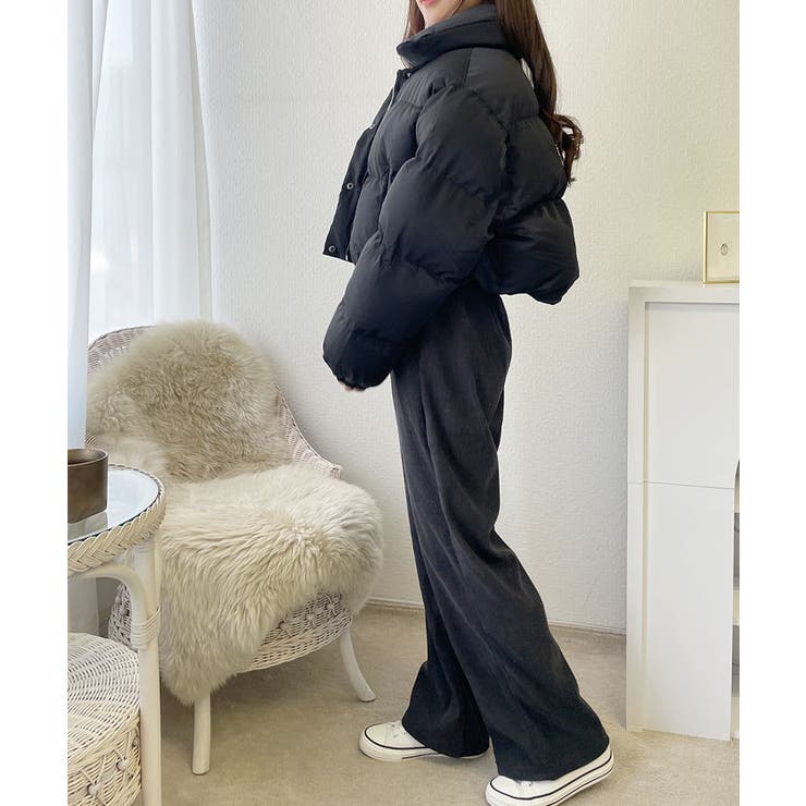 厚めに入った中綿とショート丈感でトレンディに演出されるダウン 厚めに入った中綿とショート丈感でトレンディに演出されるダウン