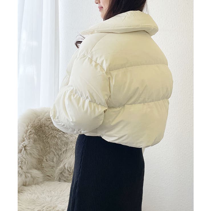 厚めに入った中綿とショート丈感でトレンディに演出されるダウン